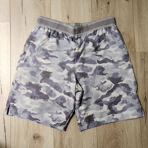 Fabletics 9" fundamental camo shorts Mens Medium